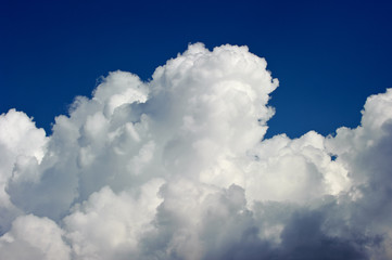 Naklejka na ściany i meble Cumuluswolken vor blauem Himmel