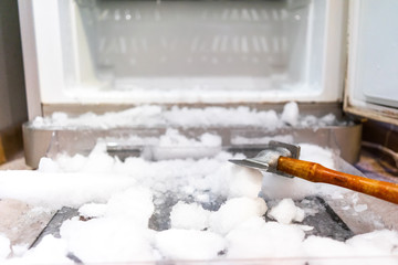 defrost the refrigerator