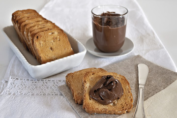 fette biscottate con crema di nocciole al cacao fette nel coccio