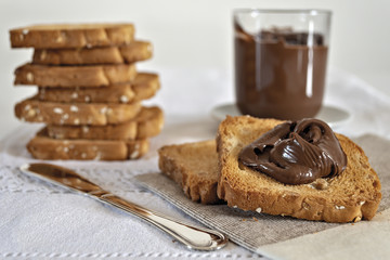 fette biscottate con crema di nocciole al cacao fette sulla tovaglia fronte