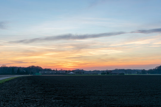 Farbenprächtiger Sonnenuntergang über Feldern. Standort: Deutschland, Nordrhein-Westfalen, Borken