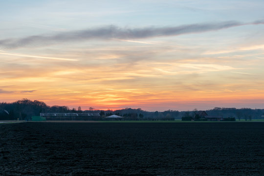Sonnenuntergang über Feldern. Standort: Deutschland, Nordrhein-Westfalen, Borken