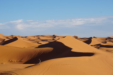 Spaziergang auf den Sandd&uuml;nen in der Marrokkanischen W&uuml;ste