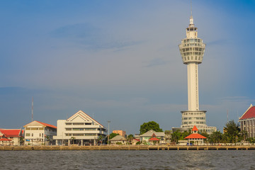 Obraz premium Riverfront view of Samut Prakan city hall with new observation tower and boat pier. Samut Prakan is at the mouth of the Chao Phraya River on Gulf of Thailand.