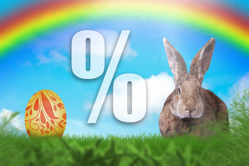 Osterhase auf einer grünen Wiese.