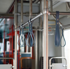 Haltegriffe in einem öffentlichen Verkehrsmittel