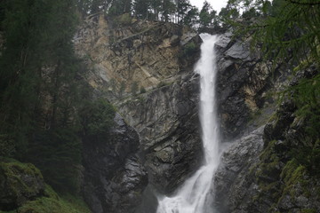 Wasserfall vom Berg durch Felsen 
