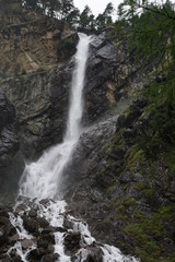 Wasserfall vom Berg durch Felsen 