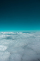 Obraz premium Sobre las nubes