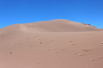 Dunas de areia no deserto do Atacama Chile com o céu azul.