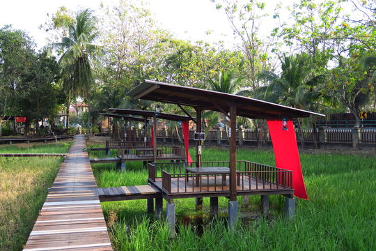Terrasses de restaurant sur pilotis dans la rizi&egrave;re