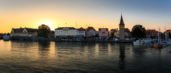 Fototapeta premium Panorama am Hafen auf der Insel Lindau in Bayern, Deutschland
