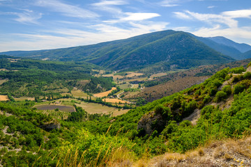 Fototapeta na wymiar Vue panoramique sur le Mont Ventoux, plateau d'Albion. Champs de lavande. Provence, France.