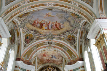 Fototapeta na wymiar Pfarrkirche Sankt Peter in Villnöss