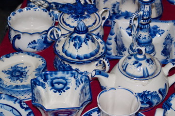 The image of the counter with traditional Russian ceramics made of Gzhel.