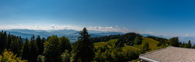 Panorama vom Aussichtspunkt am Pfänder in Bregenz auf die Gebiergskette der Allgäuer Alpen, Österreich
