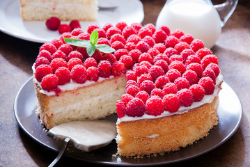 Sponge cake with cream cheese and raspberry