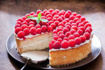Sponge cake with cream cheese and raspberry