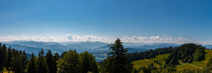 Panorama vom Aussichtspunkt am Pfänder in Bregenz auf die Gebiergskette der Allgäuer Alpen,...