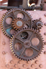 Set of gears, bearings, rusty iron screws forming part of a crane from the beginning of the last century