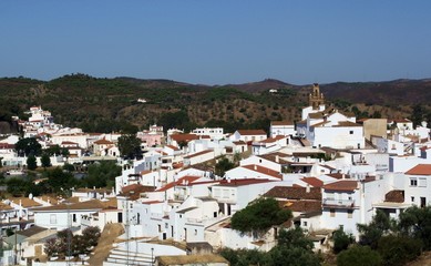 Fototapeta na wymiar Sanlúcar de Guadiana (Andalucía, España) y Alcoutim (Algarve, Portugal).