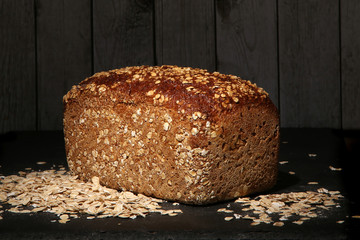Ein Laib Vollkornbrot 