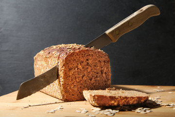 Messer steckt in angeschnittenem Brotlaib