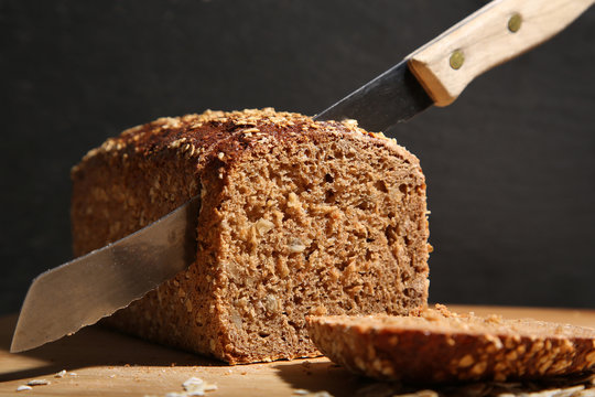 Brot wird geschnitten