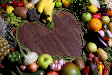 Herz geformt aus Obst und Gemüse