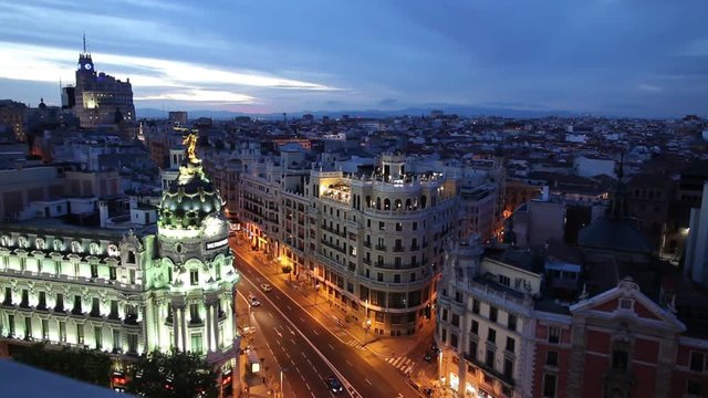 WS HA Cityscape at dusk with traffic on Gran Via and Metropolis Building / Madrid, Spain