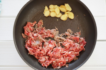 牛肉と生姜調理中