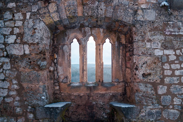 Alter Fensterbogen einer Ruine auf der Schwäbischen Alb
