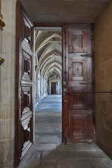 Sé Catedral - Kreuzgang Kathedrale von Porto mit halb geöffneter Tür im Vordergrund, Portugal