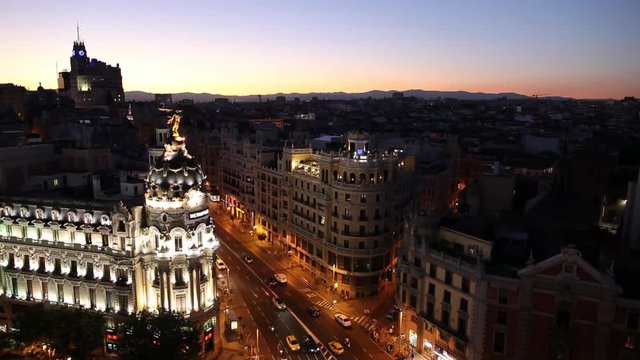 WS HA Cityscape at dusk with traffic on Gran Via and Metropolis Building / Madrid, Spain