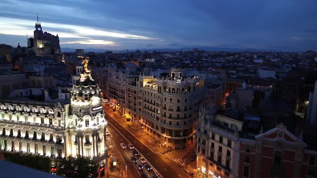 WS HA Cityscape at dusk with traffic on Gran Via and Metropolis Building / Madrid, Spain