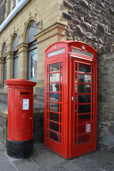 englische Telefonzelle mit Briefkasten