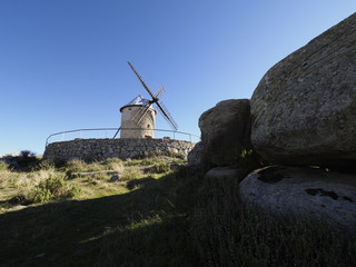 Molino de viento en cerro