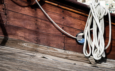 Obraz premium nautical rope on a wooden vessel