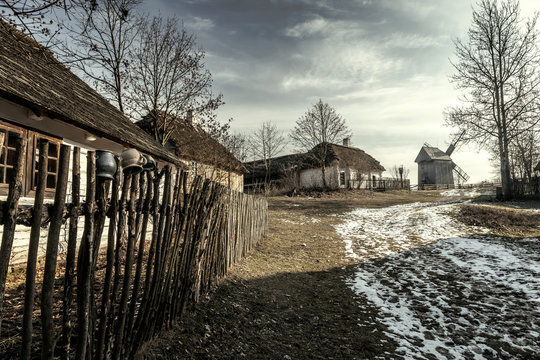 Rural farms in Tokarnia Open-air museum. Wiejskie zagrody w Muzeum Wsi Kieleckiej w Tokarni.
