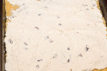 Filling for cake of sweet cottage cheese and raisins