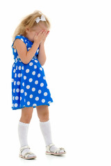 Naklejka premium The little girl is crying.