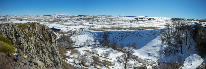 plaine rural en hiver couverte de neige