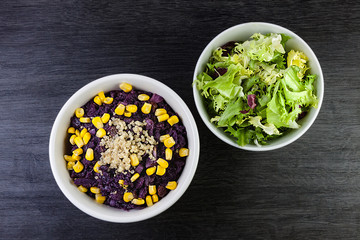 ENSALADA VEGETARIANA CON LOMBARDA MORADA CON QUINOA Y ENSALADA DE LECHUGA Y ESCAROLA