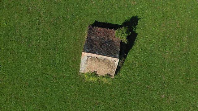 Luftaufnahme alte H&uuml;tte, Stadel auf dem Feld