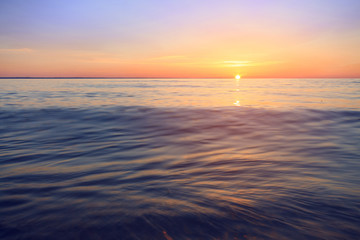 Obraz premium early morning sunrise on a choppy river / wind early spring landscape