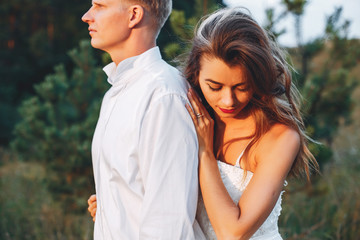 Obraz premium Beautiful wedding couple in a summer field
