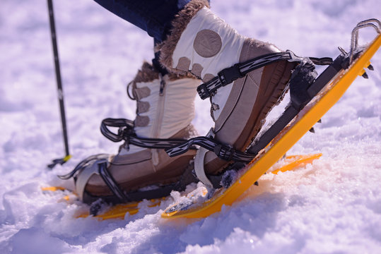 raquette sur la neige avec chaussures d'hiver pour femme