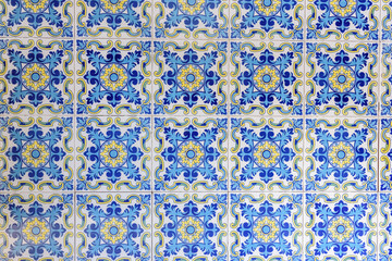 Typical Valencian tiles and slabs used to decorate the walls of the Barracas.
