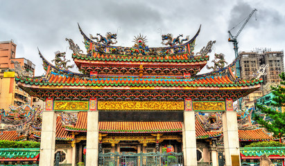 Naklejka premium Longshan Temple in Taipei, Taiwan