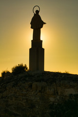 estatua santo atardecer